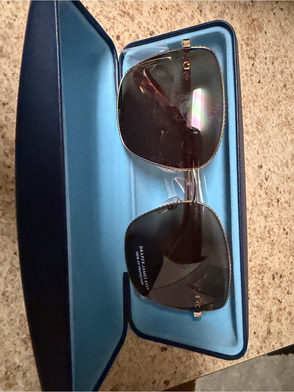 Sunglasses case with sunglasses